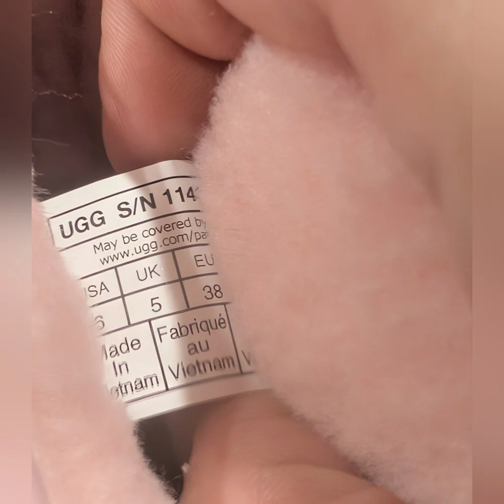 UGG  Classic II Gel Hearts Boots in Pink